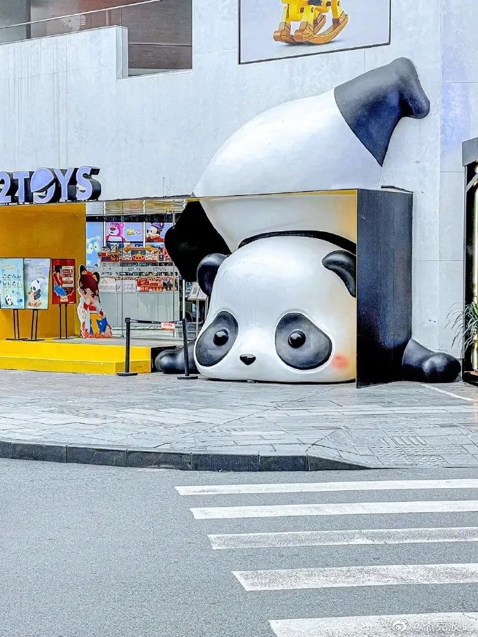成都街头真是两步一熊猫啊，好可爱啊啊